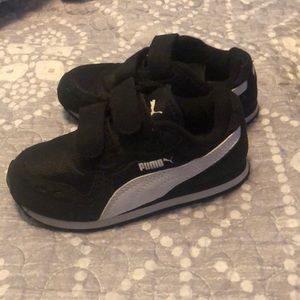 Black and white toddler puma tennis shoes
